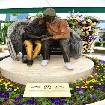 Develan estatua de Kobe Bryant y su hija Gianna
