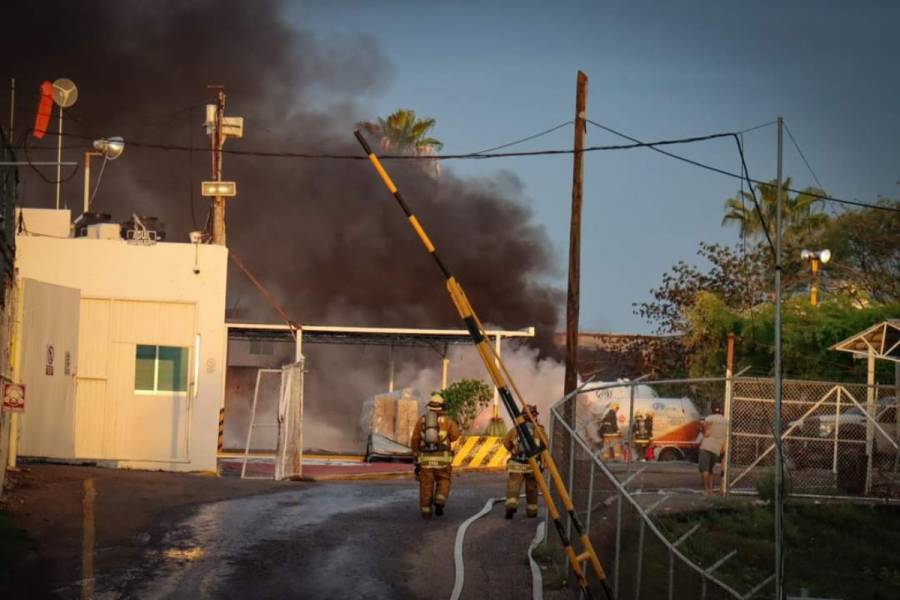 Incendio en planta de gas en Culiacán desata evacuación y moviliza a bomberos