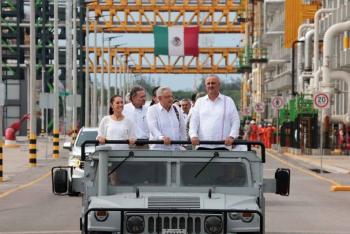 AMLO da banderazo a refiner&iacute;a Dos Bocas: estoy contento, misi&oacute;n cumplida