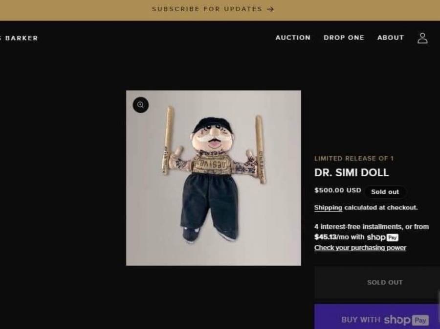 Travis Barker de Blink-182 vende peluche del Dr. Simi personalizado, generando pol&eacute;mica entre fans mexicanos