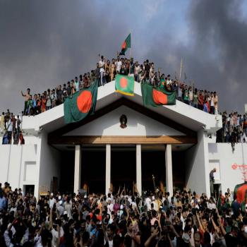 La primera ministra de Bangladesh huye del pa&iacute;s y los militares anuncian gobierno interino