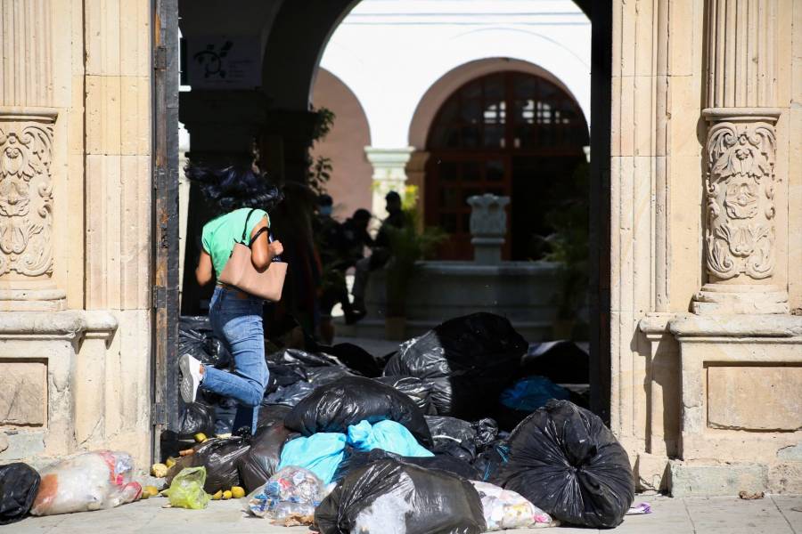 Recolectores de basura bloquean v&iacute;a en Xochiaca por extorsiones del crimen organizado