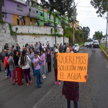 Bloquean carretera Lago de Guadalupe por falta de agua