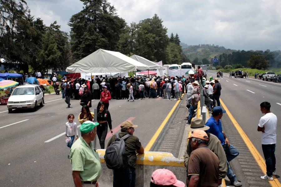 Mantienen bloqueo en la México-Puebla