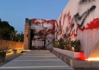 Activistas clim&aacute;ticos vandalizan la mansi&oacute;n de Messi en Ibiza