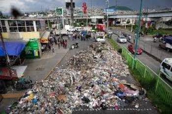 Recolectores de basura bloquean vialidad en Chimalhuac&aacute;n por extorsiones