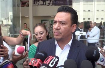 Disturbios entre operadores taxistas y Uber podr&iacute;a culminar en la cancelaci&oacute;n de consensos