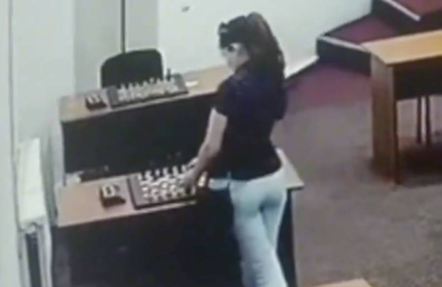 Durante juego de ajedrez una mujer envenena a su rival