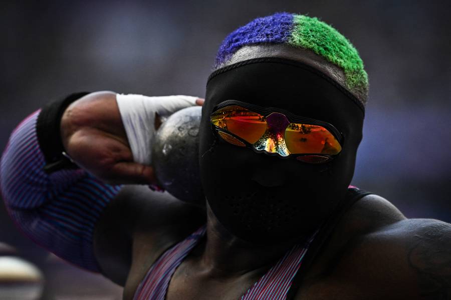La estadounidense Saunders compite en bala con una máscara negra