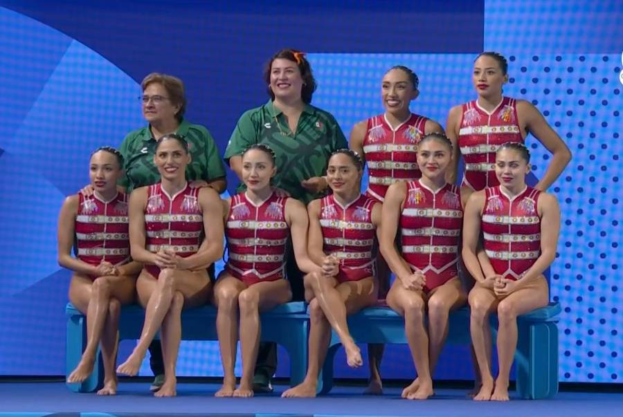 Guillermo del Toro felicita al equipo de natación artística por su participación en París 2024