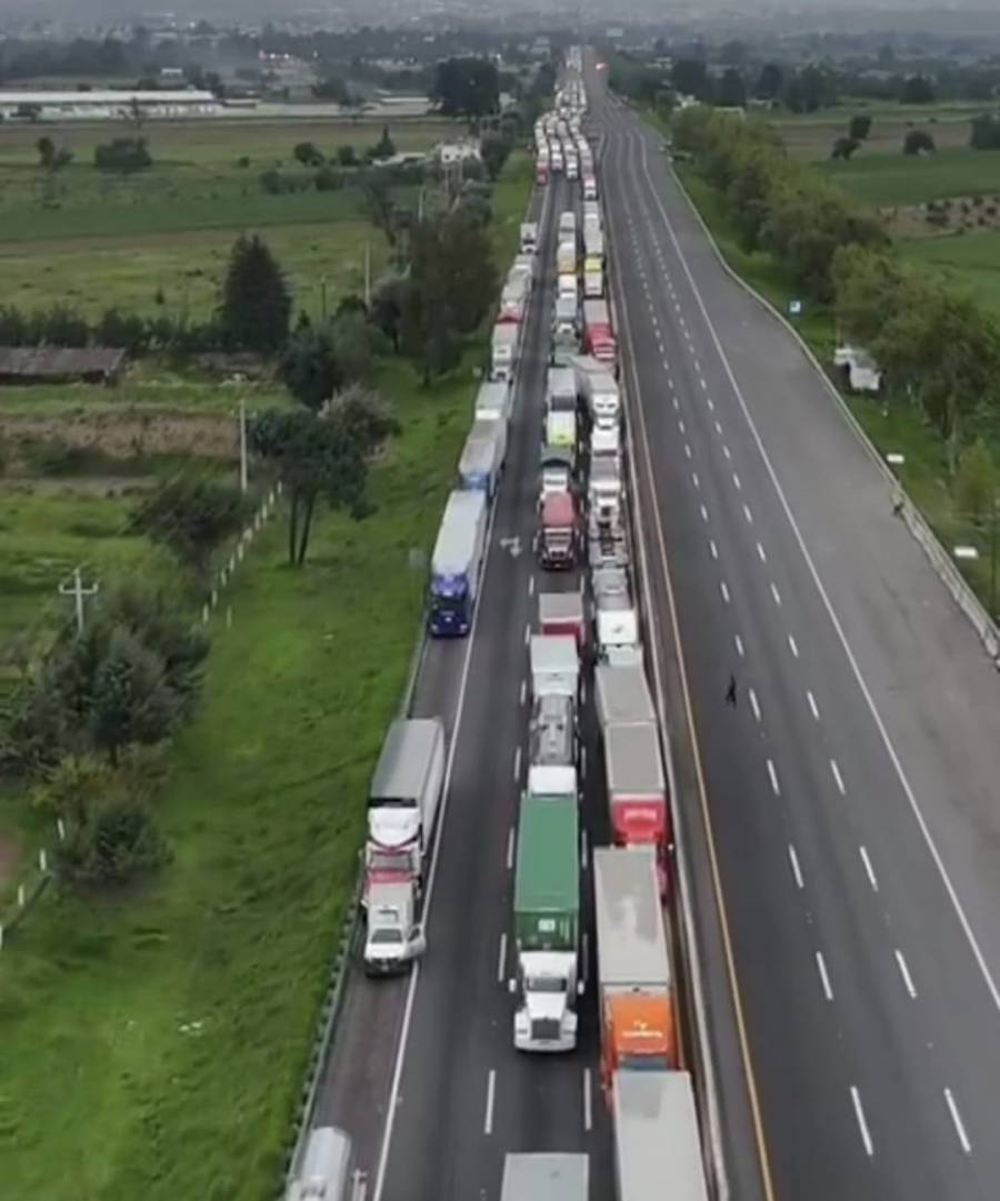Por mala influencia de sus abogados, pobladores mantienen por segundo día cierre de autopista: AMLO