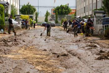Gobiernos federal y estatal brindan ayuda a familias afectadas por inundaciones en Chalco, Estado de M&eacute;xico