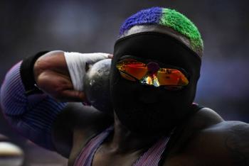 La estadounidense Saunders compite en bala con una m&aacute;scara negra