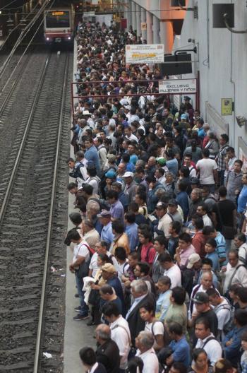 Retraso en l&iacute;nea 3 del metro: Usuarios reportan esperas de hasta 20 minutos