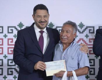 Encabeza Mart&iacute; Batres entrega de apoyos econ&oacute;micos a extrabajadores de la extinta “Ruta 100”