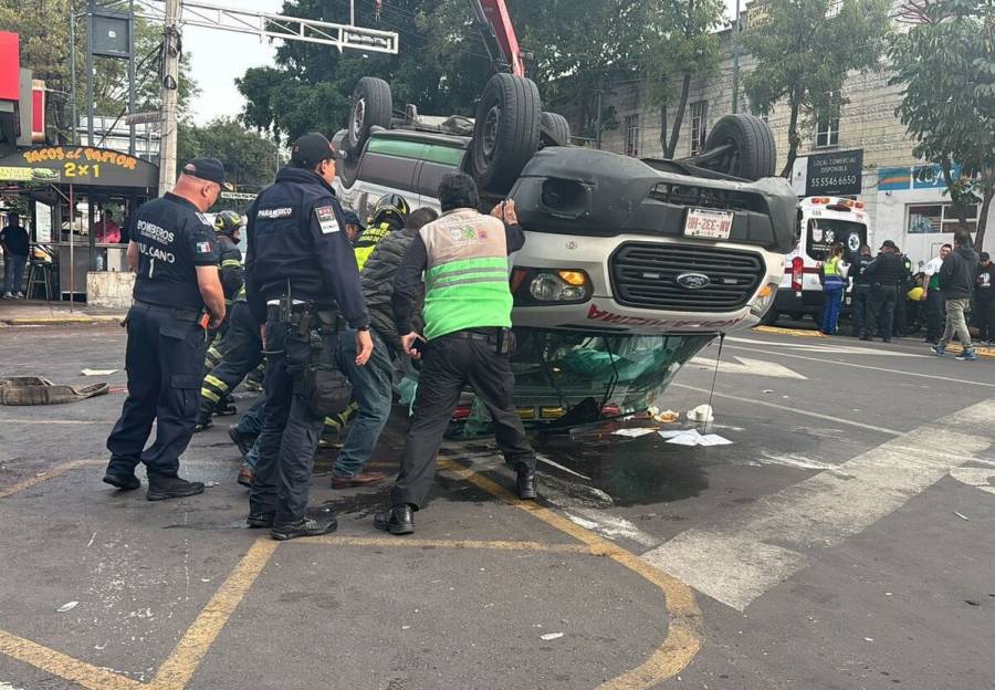 Vuelca Ambulancia con Pacientes en la Colonia Obrera, en CDMX