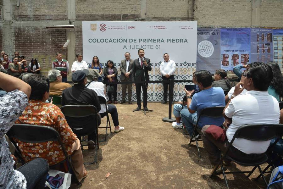 Coloca Martí Batres primera piedra en la Unidad Habitacional en Coyoacán, que beneficiará a 37 familias