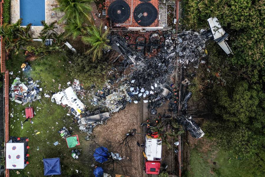 Recuperan cuerpos del avión que se estrelló en Brasil