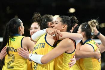 Brasil celebra el bronce en el voleibol femenino de Par&iacute;s