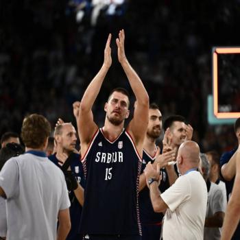 Jokic firma un triple doble de bronce para Serbia ante Alemania