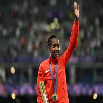 La keniana Kipyegon, reina absoluta de los 1.500 con su tercer oro ol&iacute;mpico