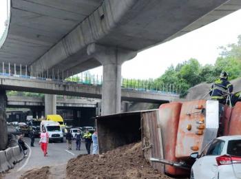 Volcadura de cami&oacute;n de carga en Perif&eacute;rico Norte causa caos vial en Miguel Hidalgo