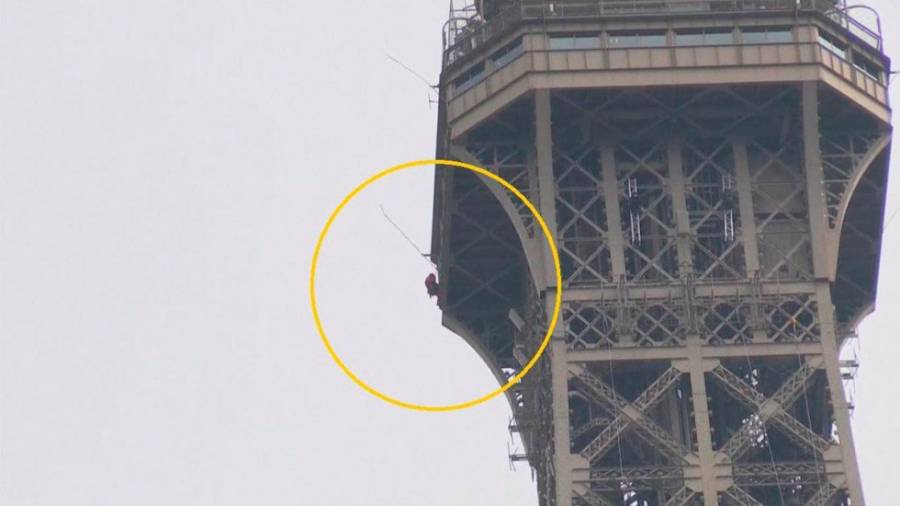 Hombre escala la Torre Eiffel sin cuerdas y es detenido