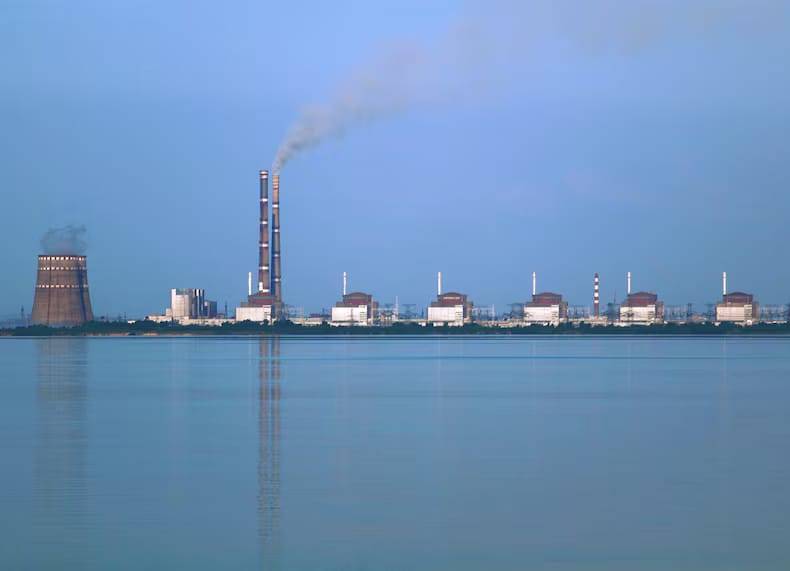 Incendio en la Central Nuclear de Zaporiyia bajo control ruso aumenta tensión en Ucrania