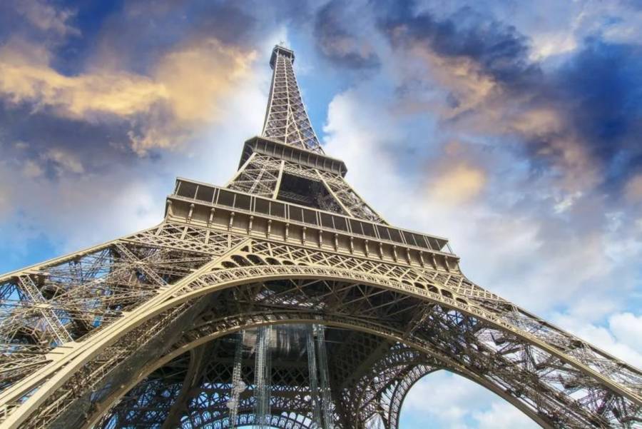 Detenido un hombre en París tras escalar la Torre Eiffel