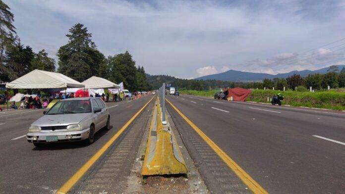 Reabren autopistas y carreteras que fueron bloqueadas, autoridaeds y ejidatatrios llegan a acuerdo