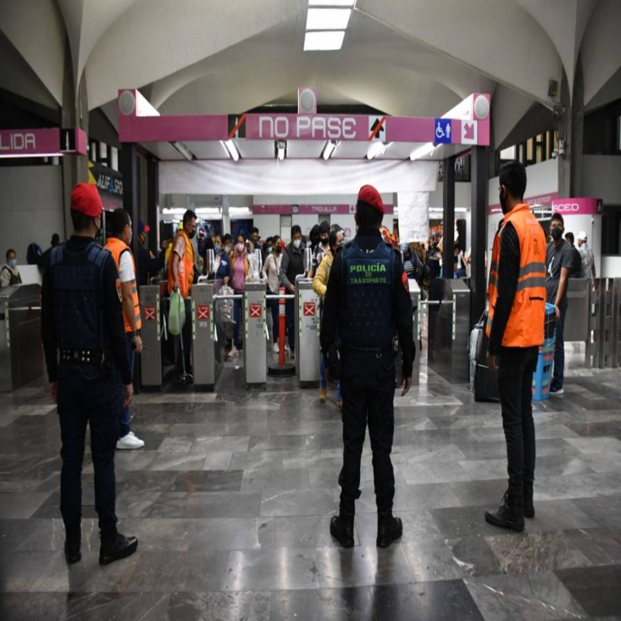 Policía del metro salva a bebé de morir asfixiada