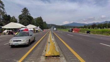 Reabren autopistas y carreteras que fueron bloqueadas, autoridaeds y ejidatatrios llegan a acuerdo