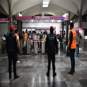 Polic&iacute;a del metro salva a beb&eacute; de morir asfixiada