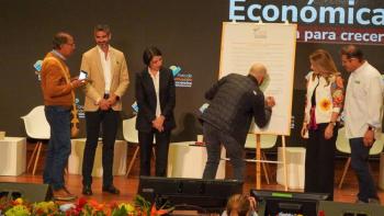 Ministerio de Agricultura promueve la firma del pacto por la democratizaci&oacute;n del cr&eacute;dito agropecuario