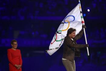Y Tom Cruise salt&oacute; del techo: Par&iacute;s le pasa el testigo ol&iacute;mpico a Los &Aacute;ngeles