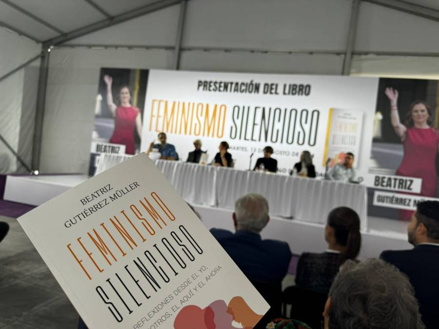 Causa revuelo en Zócalo presentación de libro de Beatriz Gutiérrez Muller acompañada de AMLO; anuncia su retiro de la vida pública que en momentos padeció