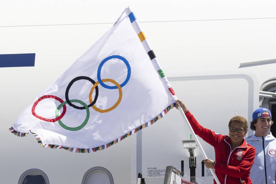 Bandera ol&iacute;mpica llega a Los &Aacute;ngeles y con ella la 
