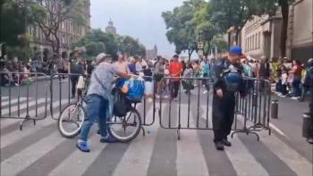 Vendedor de tacos de canasta agrede a polic&iacute;as en la CDMX