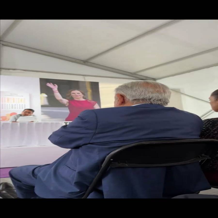 De manera discreta, dice AMLO acompañó a su esposa en la presentación de libro