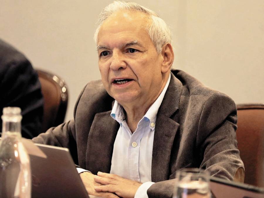 Ministro de Hacienda tranquiliza sobre propuesta ahorros en banca pública