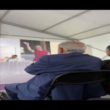De manera discreta, dice AMLO acompañó a su esposa en la presentación de libro