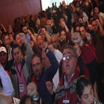 Sindicato de electricistas exigen a AMLO una compensaci&oacute;n vitalicia