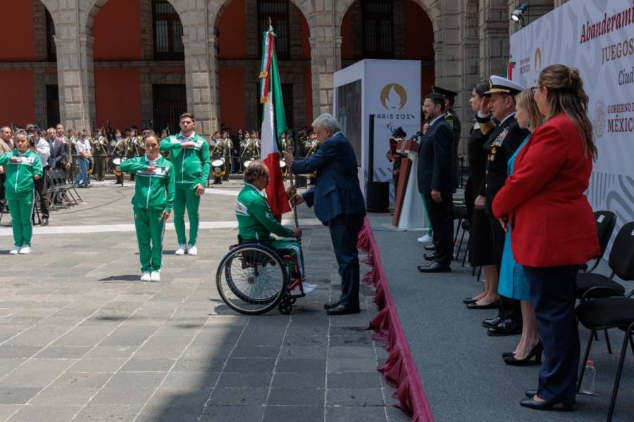 AMLO abandera a deportistas paraolimpicos;les pide no presionarse