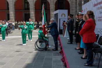 AMLO abandera a deportistas paraolimpicos;les pide no presionarse