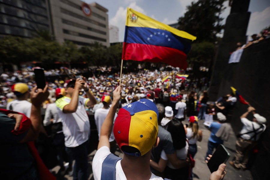 Cientos de venezolanos protestan en Bogotá contra la reelección de Maduro