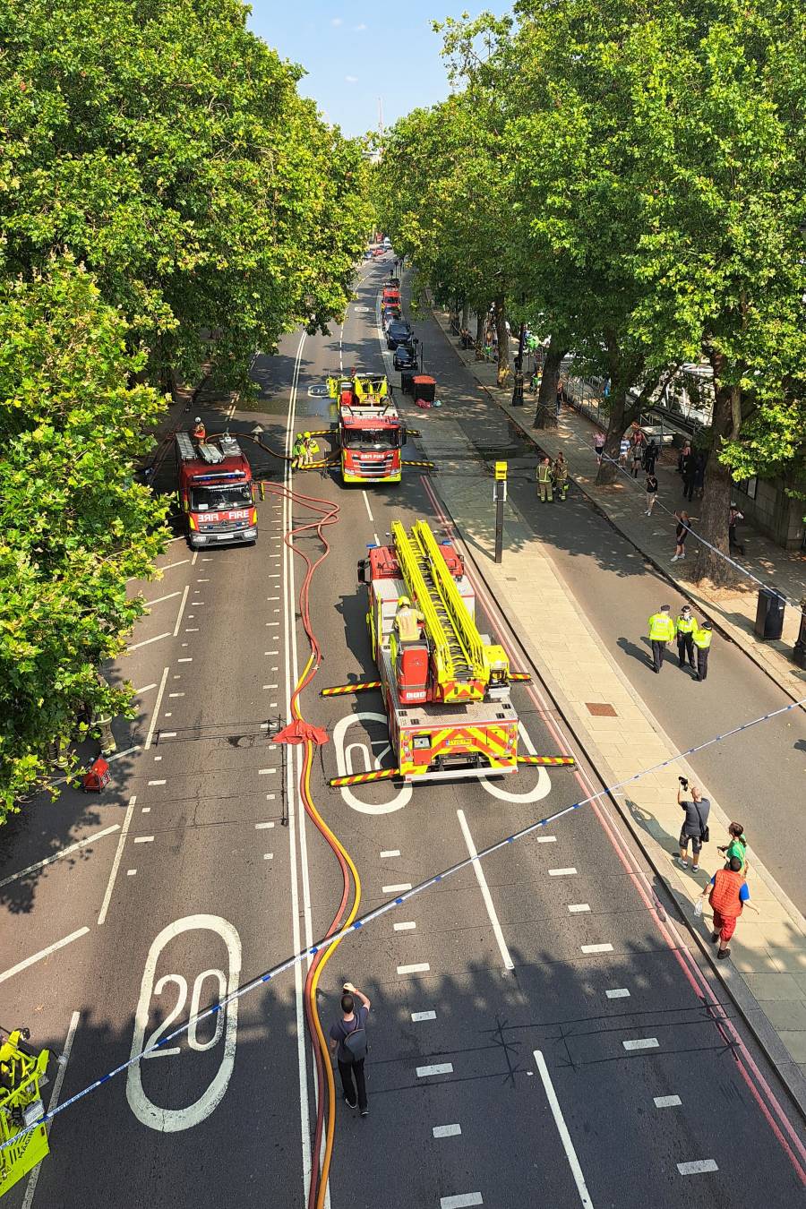 Los bomberos apagan los últimos focos de un incendio en un edificio histórico de Londres.