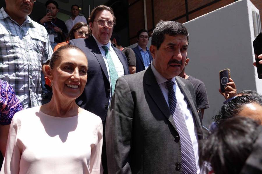 Sheinbaum acusa “persecución política” contra Javier Corral