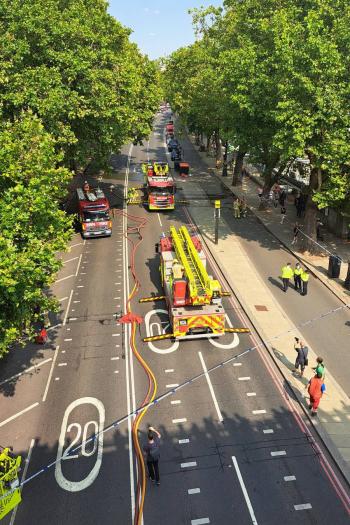 Los bomberos apagan los &uacute;ltimos focos de un incendio en un edificio hist&oacute;rico de Londres.