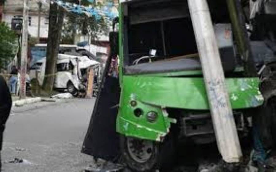 Mueren 2 mujeres en choque de unidades de transporte público