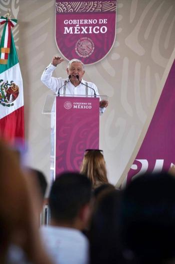 AMLO pide nombrar 'presidenta' y 'giganta' a Sheinbaum